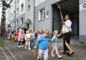 Dzieci podczas przemarszu ulicami miasta.