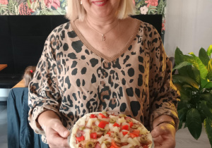 Pani z własnoręcznie zrobioną pizzą.