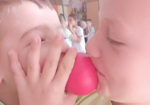 Dzieci radują się wesoło kropeczkami w różnych zabawach