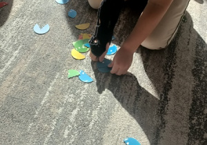 Dzieci radują się wesoło kropeczkami w różnych zabawach