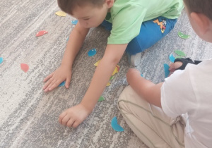 Dzieci radują się wesoło kropeczkami w różnych zabawach
