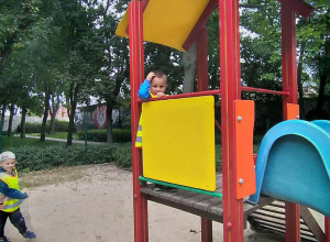 Krzysie na placu zabaw w parku.