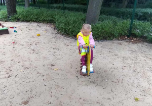 Dzieci radośnie bawią się na placu zabaw w parku.
