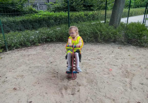Dzieci radośnie bawią się na placu zabaw w parku.