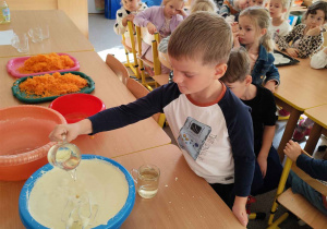 Dzieci robią marchewkowe babeczki.