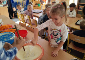 Dzieci robią marchewkowe babeczki.