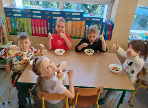 Sowy robią sałatkę owocową - zajęcia kulinarne.