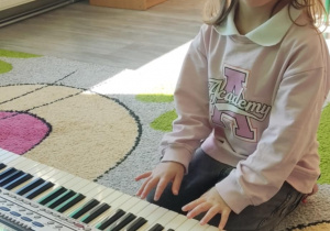 Dziecko gra na keyboardzie.