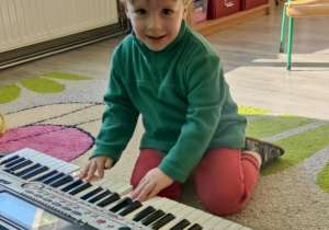 Dziecko gra na keyboardzie.