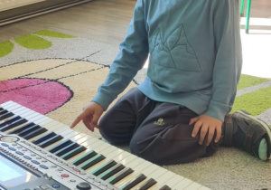 Dziecko gra na keyboardzie.