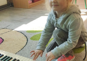 Dziecko gra na keyboardzie.