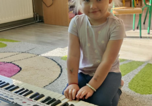 Dziecko gra na keyboardzie.