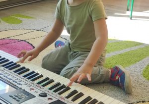 Dziecko gra na keyboardzie.