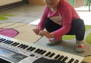 Dziecko gra na keyboardzie.