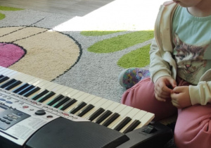 Dziecko gra na keyboardzie.