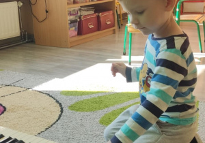 Dziecko gra na keyboardzie.