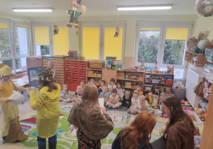 Dzieci ze szkoły podstawowej przedstawiają bajkę przedszkolakom.