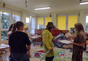Dzieci ze szkoły podstawowej przedstawiają bajkę przedszkolakom.