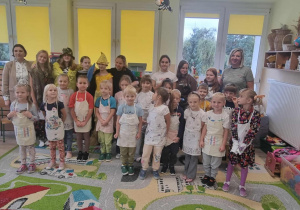 Zdjęcie grupowe z aktorami.