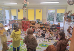 Dzieci ze szkoły podstawowej przedstawiają bajkę przedszkolakom.