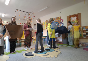 Dzieci ze szkoły przedstawiają bajkę przedszkolakom.