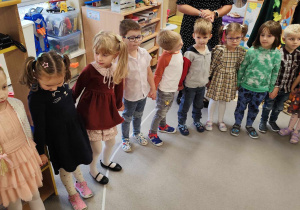 Dzieci oglądają przedstawienie kukiełkowe.
