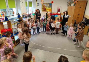 Dzieci oglądają przedstawienie kukiełkowe.