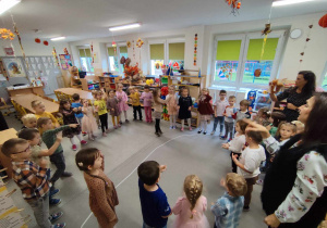 Dzieci oglądają przedstawienie kukiełkowe.