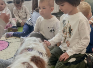 Dogoterapia w przedszkolu.