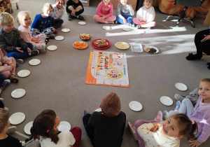 Dzieci rozmawiają o piramidzie zdrowia.