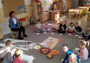 Dzieci rozmawiają o piramidzie zdrowia.