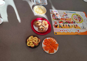 Dzieci rozmawiają o piramidzie zdrowia.