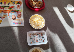 Dzieci rozmawiają o piramidzie zdrowia.