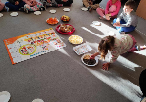 Dzieci rozmawiają o piramidzie zdrowia.