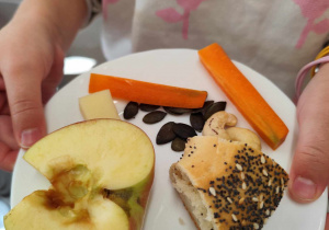 Dzieci rozmawiają o piramidzie zdrowia.