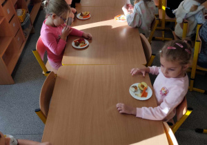 Dzieci rozmawiają o piramidzie zdrowia.