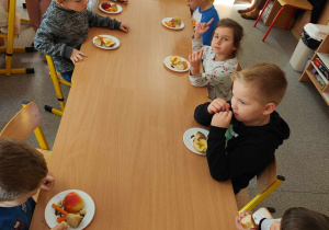 Dzieci rozmawiają o piramidzie zdrowia.