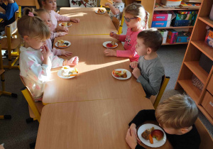 Dzieci rozmawiają o piramidzie zdrowia.