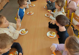 Dzieci rozmawiają o piramidzie zdrowia.