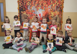 Dzieci z ilustracjami owoców.