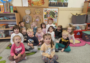 Dzieci z sylwetami dzieci.