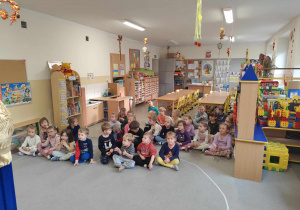 Dzieci oglądają teatrzyk pacynkowy.