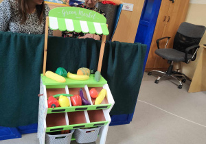 Dzieci oglądają teatrzyk pacynkowy.