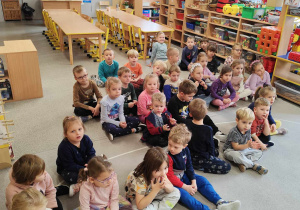 Dzieci oglądają teatrzyk pacynkowy.