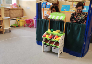 Dzieci oglądają teatrzyk pacynkowy.