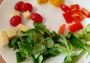 Dzieci przygotowują koreczki z warzyw.