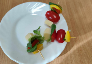 Dzieci przygotowują koreczki z warzyw.