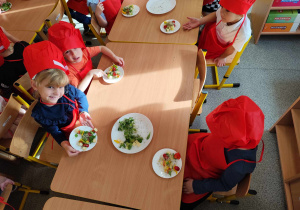 Dzieci przygotowują koreczki z warzyw.