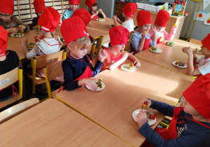 Dzieci przygotowują koreczki z warzyw.