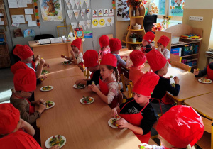 Dzieci przygotowują koreczki z warzyw.